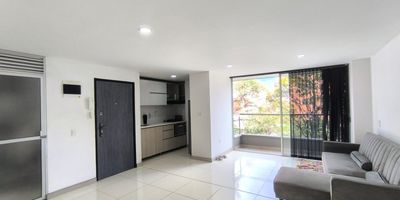 Este apartamento de 81 metros cuadrados, ubicado cerca del parque de cristo rey, una iglesia, zona comercial y ubicado en via principal, ofrece una excelente conectividad. Situado en un tercer piso con ascensor, el inmueble goza de buena iluminacion natural. Consta de 3 habitaciones y 2 banos, proporcionando comodidad a pesar de su tamano compacto. El apartamento tiene una antiguedad de solo 3 anos, lo que garantiza modernidad en su infraestructura. Ademas, cuenta con una puerta de seguridad y un entorno con arboles. La restriccion a rentas cortas asegura un ambiente residencial estable.
