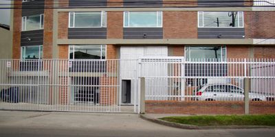 Espectacular bodega ubicada en el sector de alamos industrial en la localidad de engativa cuenta con 1875 metros cuadrados divididos en 4 plantas, tiene 6 parqueaderos privados y buenas distribuciones con espacios para oficinas cuenta con cafeteria, cuenta con 40 puestos de trabajo y adicional alarma privada. se encuentra en un sector muy recien remodelada y lista para uso. 