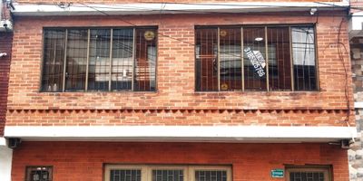 Bodega excelente ubicacion, 4 niveles, con oficinas, oficina de gerencia, sala de juntas, cocineta, garaje, 4 banos, cuenta con malacate para subir y bajar mercancias con capacidad de 500 kilos, cuenta con corriente de 110 y 220 VOLTIOS. Muy cerca vias principales como KR 68, CL 72, AV CL 66, Almacen, Alkosto, Exito, Metropolis. Cerca de todo lo que necesitas. 