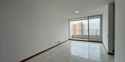 Apartamento para arriendo en el sector Altos del Poblado. Cuenta con amplios espacios ventilados e iluminados. Cuenta con 3 habitaciones, 2 banos, 2 closet, 1 vestier, sala comedor, cocina integral, 1 balcon y zona de ropas. Tiene buena vista, zonas verdes y acceso a vias principales