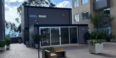 Apartamento en venta para estrenar, este inmueble te permite disfrutar una excelente vista. Esta situado en una zona tranquila y segura, en unidad cerrada en el piso 6, cuenta con tres habitaciones una con closet y con bano, dos banos uno con lavamanos de sobreponer con meson y mueble y con espejo, una sala comedor amplia con salida al balcon con vista campestre, este cuentan con pasamanos en vidrio templado y acero. Una amplia cocina con meson y barra en Quarzo, cubierta a gas, gabinetes superiores e inferiores, zona de ropas, un parqueadero cubierto y un cuarto util, cercana a vias principales como la autopista Medellin Bogota, cercano a zona deportiva y supermercados.