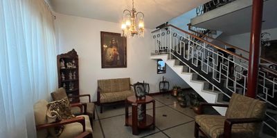 Aqui tienes una descripcion para la casa: Casa de 2 niveles en Medellin, Belen rosales, con 320 metros cuadrados, ideal para remodelar o construir. Esta propiedad cuenta con 8 amplias habitaciones, 4 banos, 2 salas, 2 comedores, cuanta con 2 espacios para parqueadero y una cocina espaciosa. Disfruta de una terraza que ofrece un espacio perfecto para el esparcimiento. Ubicada en un sector tradicional, esta casa es ideal para quienes buscan personalizar su hogar o invertir en un proyecto de construccion. Con su amplio metraje, ofrece multiples posibilidades de diseno y renovacion.
