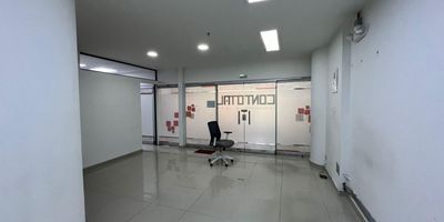 Local para arriendo en el sector de Loma del Chocho. Cuenta con amplios espacios ventilados e iluminados. Cuenta con salon principal espacioso, piso en porcelanato, 1 bano  y ascensor. Tiene cercanias a transversal intermedia con la loma del chocho.