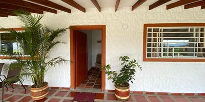  Apartaestudio amoblado en arriendo en  Vereda las Mercedes- Via marinilla - Santuario.
Cuenta con habitacion amoblada, bano completo con iluminacion natural, sala comedor con sofa y tv, cocina semi integral con campana extractora, nevera. 
*Derecho a usar zonas comunes( corredores , hamacas, kiosko, lavanderia 1 dia a la semana)
*Servicios publicos incluidos e internet. 
* Servicio de limpieza interna cada 15 dias. 
*Parqueadero descubierto.
(No incluye utensilios, ni lencerias de cama) 
Maximo 2 personas, no ninos,no mascotas.
Contrato minimo por 3 meses. 
Servicios agregados:
*Doctor en casa 24/7 a domicilio 
*Peluqueria y barberia a domicilio 
*Supermercado a domicilio 
*Transporte publico 24/7.
Ubicada a 6 minutos de la Autopista.