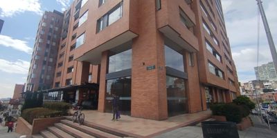 Espectacular local ubicado en chapinero alto, te permite disfrutar de espacios amplios comodos y luminosos ya que cuneta con excelente  ventilacion, tiene un area de 98 metros cuadrados , 2 banos, luces led,  1 espacio para bodega, 1 cocineta, te  permite estar cerca de todo lo que necesitas centro comercial el retiro y andino, supermercado olimpica y d1 cerca a restaurantes mc donallds y el corrall, cerca a estaciones de servicio y estaciones de SITP, cerca a kr 7 y 6 y calles 45 y 53. 