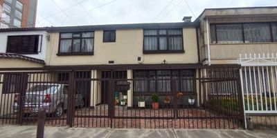 Propiedad ubicada en ANDES NORTE, con amplios espacios abiertos que invitan a compartir, es ideal para familias grandes, que deseen tener comodidad y diversidad en el hogar. Esta compuesta por una casa grande y dos apartamentos interiores. Los apartamentos tienen cada uno dos alcobas y servicios independientes. Una sola entrada para la casa y los apartamentos. La propiedad cuenta con facil acceso a vias principales como: La carrera 68, Cl. 100 con transporte publico, centros comerciales, entidades financieras, colegios y universidades que te permiten estar cerca a todo lo que necesitas.