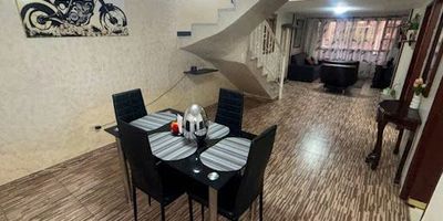 Vendo Casa en el barrio Sosiego Hermosa casa de dos niveles, amplia y muy bien cuidada, ubicada en la urbanización Calima, barrio Sosiego, al sur de Bogotá. Zona residencial tranquila, con excelentes vías de acceso como la carrera 10 y 8, y av primera de mayo y cercanía a transporte público Transmilenio o sitp, fácil acceso al comercio, ideal para familias que buscan espacios cómodos y buena ubicación. El inmueble está distribuido, primer nivel garaje amplio, sala, comedor, baño, cocina integral y un patio amplio, segundo nivel cuatro alcobas con closet, principal con baño privado, además de baño de alcobas. Contáctanos y agenta tu visita. 