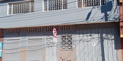 Excelente casa ubicada en el sector del 20 DE JULIO, de Tres Niveles, espacios amplios e iluminados. Gran potencial comercial por la ubicacion, se puede utilizar para BODEGA por los espacios en el primer nivel,  Cuenta con local, 1 bano, espacio que se puede utilizar como oficina o deposito, Bodega amplia con bano, y un cuarto que sirve para deposito, Garajes, puerta de ingreso a la bodega amplia para el acceso de camion. En el segundo nivel contamos con dos salones amplios, dos habitaciones pequenas, cocina y 2 banos en el tercer nivel, terraza y deposito. Los servicios de agua, luz y gas son independientes, para los dos pisos. Rodeada de buenas vias como la Av.1. de mayo, Cra 8, Cra 7B, Cra 7, CL 27 sur, Transmilenio Cra.10  
