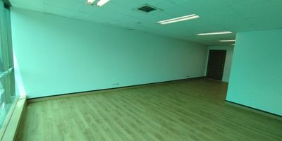 Oficina para arriendo en el sector Avenida del poblado. Cuenta con amplios espacios ventilados e iluminados. Cuenta con piso en madera laminada, 1 bano, 1 parqueadero y ascensor. Tiene cercanias a la avenida el poblado y el centro comercial santa fe, con facil acceso a transporte publico.