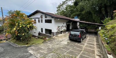 Casa Duplex para arriendo en el sector Loma del Chocho Envigado. Cuenta con amplios espacios comodos, amplios y luminosos. Cuenta con 5 habitaciones, 5 banos, 1 closet, 1 vestier, sala comedor, cocina semi integral, red de gas, 1 balcon, zona de estar, biblioteca, terraza, zona de ropas, parqueadero para 6 carros y 1 cuarto util. Tiene cercania a la Iglesia de la Purisima concepcion.