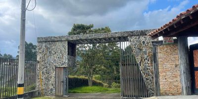 Parcelacion de solo 16 lotes, con porteria electrica y peatonal, con rieles de ingreso, cuenta con un punto de encuentro y un hermoso lago, la parcelacion cuenta con agua propia, ya tiene los contadores de energia en cada lote. A 7 minutos del parque principal en carro.