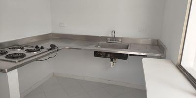 Casa Comercial para arriendo en el sector de Laureles. Cuenta con amplios espacios comodos, amplios y luminosos. Cuenta con 3 habitaciones, 2 banos, 3 closet, sala comedor, cocina semi integral, red de gas, zona de ropas. Tiene cercania a la av 33 y a la av bolivariana, locales comerciales y facil acceso a transporte publico.