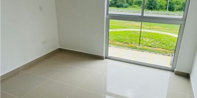 CODIGO 9512FR285

Se vende moderno apartaestudio ubicado en la exclusiva Zona Norte de Cartagena de Indias, en la entrada de Punta Canoa, sobre la Vía al Mar. Un sector de alto desarrollo y valorización, ideal para quienes buscan invertir o vivir cerca del mar con tranquilidad y estilo.

Este hermoso apartaestudio cuenta con 34,87 m² distribuidos inteligentemente para aprovechar cada espacio. Incluye 1 alcoba, 1 baño, área social con cocina integrada, zona de labores y garaje para 1 vehículo. Perfecto para una persona o pareja que desee disfrutar de un entorno moderno, seguro y con excelente ubicación.

Construido en el año 2020, el inmueble se encuentra en estado nuevo y pertenece al estrato 5, dentro de un conjunto residencial con todas las comodidades y facilidades que caracterizan los proyectos de la zona norte.

? Características principales:


 
 Área total y construida: 34,87 m²
 
 
 1 habitación
 
 
 1 baño
 
 
 Garaje: 1 vehículo
 
 
 Piso: 3
 
 
 Estrato: 5
 
 
 Año de construcción: 2020
 
 
 Estado: Nuevo
 
 
 Administración: $473.000 COP
 


? Precio de venta: $400.000.000 COP
