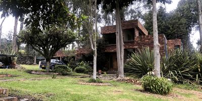 Codigo 19378. Vive rodeado de naturaleza, exclusividad y tranquilidad en este espectacular lote con casa ubicado en la prestigiosa parcelación Lagos de Yerbabuena, al norte de Chía. Con un imponente lote de 10.067 m² y 197,54 m² construidos, esta propiedad ofrece un entorno natural incomparable, rodeado de montañas, aire puro y vistas panorámicas de ensueño. Cuenta con dos casas para remodelar, perfectas para diseñar el hogar de tus sueños o desarrollar un exclusivo proyecto familiar. Disfruta de amplios espacios, jardines interiores, terraza, tres habitaciones, dos baños, garaje para cuatro vehículos y depósito. Lagos de Yerbabuena es sinónimo de seguridad, prestigio y calidad de vida, con vigilancia permanente y administración que incluye agua y aseo.¡No dejes pasar esta oportunidad de inversión en una de las zonas más deseadas de Cundinamarca! Contáctanos y descubre el lugar donde la naturaleza y el confort se unen para crear el hogar perfecto.