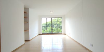 Apartamento para arriendo amplio y luminoso, ubicado en una de las zonas mas exclusivas de El Poblado, en el sector de Vizcaya. Ofrece una distribucion funcional con espacios ventilados e iluminados, que incluyen: 3 habitaciones, 2 banos, 2 closets y 1 vestier, Sala-comedor de generosos espacios, Cocina integral, 2 balcones con vistas agradables, Zona de ropas, 1 parqueadero y 1 cuarto util.
El apartamento se encuentra cerca del Centro Comercial Vizcaya y de la zona de Provenza, lo que garantiza una excelente conectividad y acceso a diversos servicios.