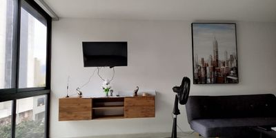 Acogedor apartaestudio en arriendo  Buenos Aires, Centro
Este comodo apartaestudio se caracteriza por sus espacios amplios, bien iluminados y ventilados, ideales para una vida practica y confortable. Dispone de 1 habitacion con closet, 1 bano, sala-comedor, cocina semi integral con moderna barra americana, zona de ropas y acceso por ascensor.
Ubicado estrategicamente cerca de la Clinica Sagrado Corazon, la estacion del tranvia Bicentenario, el mall Bulevar 49 y supermercados, con excelentes opciones de transporte publico a tu alcance.
