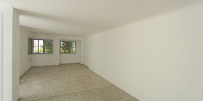 Casa Duplex para arriendo en el sector de Belen. Cuenta con amplios espacios comodos, amplios y luminosos. Cuenta con 4 habitaciones, 5 banos, 4 closets, sala comedor, cocina integral, red de gas, 1 balcon, terraza, 1 estudio, alcoba de servicio con bano, zona de ropas, 2 patios y 1 parqueadero doble paralelo. Tiene cercanias a la avenida bolivariana, locales comerciales y cuenta con buen acceso a transporte publico.