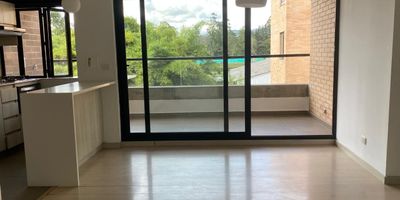 ARRIENDO APARTAMENTO DESOCUPADO O AMOBLADO 
sala. comedor 
2 alcoba 
principal con bano y vestier 
cocina abierta 
zona de ropas 
2 banos  
balcon 
Parqueadero 
y cuarto util 
La unidad tiene coworking ,salon social ,gimnasio  ,turco y zonas verdes
una zona muy tranquila , cerca de todo 