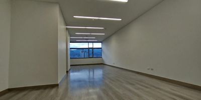 Oficina para arriendo en el sector de Milla de oro Poblado. Cuenta con amplios espacios ventilados e iluminados. Cuenta con Recepcion, lobby, piso en madera laminada, aire acondicionado, 1 bano, cocineta y 1 parqueadero. Tiene cercanias a la avenida del poblado, CC Oviedo, locales comerciales y buen acceso a transporte publico.