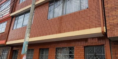 Casa de tres niveles mas terraza, en el sector de la ESTRADA, iluminacion natural, El lote donde esta construida tiene de frente 8 mts por 20 mts de fondo para un total de 160 m. Cuenta con 11 habitaciones, 5 banos, 3 cocinas y 3 patios. Los servicios no son independientes. Ubicada muy cerca de avenidas principales como: Av. 68, Av. Chile,  Cra.69, tiendas como Alkosto de la 68, Exito, Metropolis, Bancos, iglesia y colegios,lo que te permite tener todo lo que necesitas a tu alcance.
