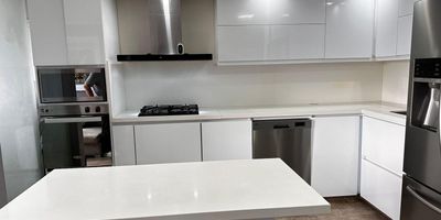 Apartamento en venta ubicado en sector Tranvia, (Rionegro), cuenta con un area de 61 metros , Distribuidos en 3 habitaciones 2 banos, sala comedor, zona de ropas, parqueadero cubierto y cuarto util, su ubicacion te permite estar cerca trasporte publico, colegios y supermercados, y a 10 minutos caminando del parque principal de Rionegro y de la terminal de trasporte. (Acabados de lujo en la cocina).