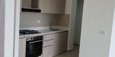 Este apartamento te permite disfrutar una excelente vista de la ciudad, iluminacion natural gran parte del dia y la agradable brisa de la noche, ya que cuenta con excelente ventilacion. Esta situado en una zona tranquila y residencial, en unidad completa, ubicado en el piso 3. Este inmueble te ofrece facil acceso a transporte publico, colegio, universidad, centro comercial, parroquia, clinica u hospital, supermercado, gimnasio, restaurante, entidad bancaria, vias principales, permitiendote estar cerca de todo lo que necesitas.
