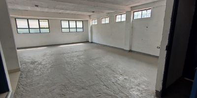 Bodega de 60m ubicada en el piso 3 de un edificio en el sector Guayabalia, Amplia y comoda, con una gran iluminacion natural. Situada en una zona estrategica con facil acceso a la Avenida Guayabal, transporte publico cercano y rodeada de areas comerciales y residenciales.