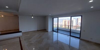 Apartamento en arriendo  Sector Los Balsos, El Poblado
Este amplio y luminoso apartamento se encuentra en una de las zonas mas exclusivas y estrategicas del Poblado. Con una buena distribucion y ventilacion natural, ofrece comodidad y funcionalidad en cada uno de sus espacios. Cuenta con 3 habitaciones, 3 banos, 2 closets, 1 closet de lino, 1 vestier, sala comedor, cocina integral, red de gas, 1 balcon, 1 estudio, 1 alcoba de servicio con bano, zona de ropas, 2 Parqueaderos y 1 cuarto util. Cercano al Complex Los Balsos, con facil acceso a rutas de transporte integradas. 
