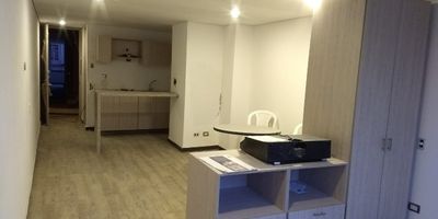 Se vende apartaestudio en Teusaquillo!  36m bien distribuidos Oportunidad unica para vivir o invertir en el corazon de Bogota. Este moderno apartaestudio tipo loft de 36 metros cuadrados se encuentra en un QUINTO piso con ascensor, dentro de un edificio con recepcion, circuito cerrado de TV y citofono. Espacios funcionales y bien iluminados: 1 bano completo Cocina integral con barra americana. Calentador a gas Closet y blackout instalados Pisos en madera laminada y baldosa. Parqueadero comunal Ubicado en el tradicional sector de Teusaquillo, cerca de: Fundacion Universitaria San Martin (5 min a pie) Estacion Calle 63 del TransMilenio Parque El Divino Salvador Ideal para estudiantes, profesionales o inversionistas que buscan una ubicacion estrategica y excelente conectividad. Contactanos para mas informacion o agendar una visita!

Construido en 2019.