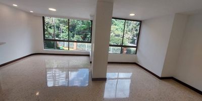 Se arrienda amplio y comodo apartamento de 280 m con una gran terraza y grandiosa vista al sector, 3 alcobas, 2 closet, 1 vestier, 3 banos, cocina integral, sala-comedor, estudio, zona de ropa, y cuarto util. Acabados en ceramica y 2 parqueadero cubierto. La unidad cuenta con Gimnasio, Piscina, Zonas Verdes, Vigilancia Privada 24/7. Una gran ubicacion en el Poblado, Patio Bonito, entre la AV. el Poblado, AV. las Vegas, Puente de la 4 sur, con faciles rutas de acceso y transporte publico. Con gran variedad de supermercados, locales comerciales, y parques.