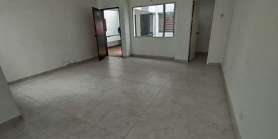 Se arrienda amplia oficina en piso 2, ubicada en un excelente sector de Envigado, cuenta con salon, recepcion, sala de espera y bano. Cerca de la Av. El Poblado, el parque principal de Envigado, con faciles rutas de acceso y transporte publico. Con gran variedad de supermercados, locales comerciales y parques. Cuenta con recepcion y vigilancia.