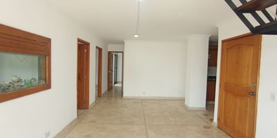 Acogedor apartamento en arriendo, ubicado en una zona estrategica  de Laureles sector la Floresta. Con una buena distribucion y ventilacion natural, ofrece comodidad y funcionalidad en cada uno de sus espacios.  El inmueble cuenta con 3 habitaciones, 2 banos, 3 closets, amplia sala-comedor, Cocina integral, red de gas, Sauna interno, terraza, Zona de ropas y parqueadero cubierto. Su ubicacion privilegiada te permitira disfrutar de la cercania al Parque de La Floresta, supermercados, locales comerciales y facil acceso al transporte publico. Ideal para quienes buscan vivir en un entorno tranquilo, con excelente conectividad y servicios a la mano. 
