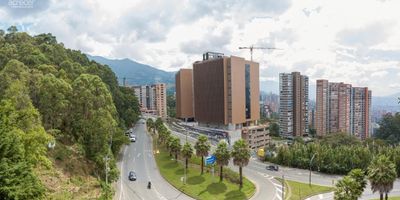 Oficina sobre la Avenida Las Palmas, ubicada a la altura de Chuscalito en el km 7, excelente opcion de inversion por su ubicacion campestre y de facil acceso. El inmueble cuenta con bano, cocineta y parqueadero privado. 