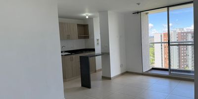 Venta de Apartamento de 56. m2, cuenta con alcoba principal con closet y bano, 2 habitaciones auxiliares, sala comedor, cocina, balcon con vista abierta, espacio para estudio, zona de ropas y parqueadero sencillo. La unidad cuenta con zonas comunes, salon social, piscina para ninos y adultos, porteria vigilada 24 horas, turco y sauna, juegos infantiles, sala de juegos, gimnasio dotado, zona campestre y tranquila con potencial desarrollo residencial y comercial. Cerca del Parque de Rionegro, al Hospital San Juan de Dios y a la Plaza de Mercado.