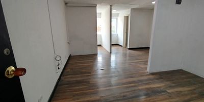 Oficina para arriendo en zona central de Envigado En el podras disfrutar amplios espacios ventilados e iluminados. Cuenta 1 bano, 1 salon, recepcion, sala de espera. Tiene cercanias al parque de Envigado, iglesia, locales comerciales, vias principales y buen acceso a transporte publico.