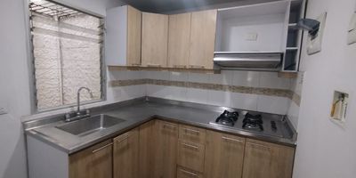 Apartamento para arriendo en el sector de San Joaquin Laureles.  Con amplios espacios comodos y luminosos. Cuenta con 4 habitaciones, 2 bano, 3 closets, sala comedor, cocina integral, 1 patio,  1 balcon y zona de ropas. Tiene cercanias a la avenida san juan, almacenes Makro, centro comercial Unicentro y buen acceso a transporte publico.