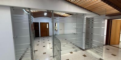  Imperdible oportunidad de oficina en venta en Chico II! Espaciosa y luminosa oficina de 200 m2, ubicada en el 4. piso con excelente distribucion y acabados modernos. Cuenta con 6 oficinas privadas, 1 recepcion amplia, 3 banos, 3 closets, y un archivador tipo bodega ideal para almacenamiento adicional. Tiene divisiones en vidrio templado, gran iluminacion natural y multiples zonas de guardado como closets, estanterias y gabinetes.

El edificio ofrece
Ademas, el edificio ofrece coworking o sala de reuniones con capacidad para 20 personas, ideal para presentaciones o trabajo colaborativo. Incluye 3 parqueaderos cubiertos y porteria 24 horas para mayor seguridad. Espacios generosos con multiples zonas de almacenamiento como closets, estanterias y gabinetes.

Ubicada en una de las zonas empresariales mas exclusivas de Bogota, esta oficina es ideal para empresas que buscan confort, ubicacion estrategica y un ambiente profesional.

 Agenda tu visita y conoce tu proximo espacio de trabajo!