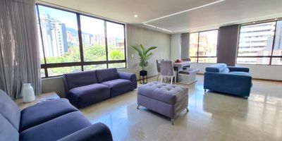 Apartamento para arriendo ubicado en el sector de Alejandria, El Poblado, en una zona residencial tranquila, exclusiva y estrategicamente situada. El inmueble se caracteriza por su excelente iluminacion natural, amplios espacios y agradable vista. Cuenta con 2 habitaciones, 2 banos, 2 closet,  sala comedor, cocina integral, barra americana, 1 estudio, 1 bano social, zona de ropas, 2 parqueaderos cubiertos, porteria las 24 horas. El edificio ofrece porteria las 24 horas y una ubicacion privilegiada, con facil acceso a importantes vias como la Avenida El Poblado y la Transversal Intermedia. Esta cerca de supermercados como Euro, locales comerciales y cuenta con buen acceso al transporte publico.