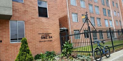 Apartamento ubicado en la zona de Madrid, en unidad residencial completa con torres de 6 pisos cada una con 4 apartamentos por piso. El apartamento se encuentra en el piso 6. En el podras disfrutar espacios comodos, amplios y luminosos. Cuenta con una excelente ubicacion de facil acceso a transporte publico,, centro comercial casa blanca, supermercado D1 ARA, permitiendote estar cerca de todo lo que necesitas.