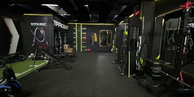 Se arrienda amplio local con un area 101m con una oficina privada, zona de cocina y 2 banos y una gran entrada principal frente a calle. Ubicado en el sector de Madera en Bello, que cuenta con  dentro de una zona estrategica altamente transitada tanto peatonal como vehicularmente. El inmueble ofrece una excelente distribucion de los espacios, con buena iluminacion y ventilacion, con facil acceso a la tienda Metro y a la estacion Madera del metro, asi como a multiples rutas de transporte publico. Ademas, esta rodeada de parques, locales comerciales y otros servicios esenciales, lo que garantiza comodidad y visibilidad para su negocio.