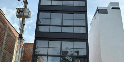                               Oportunidad unica!
 Ofrezco local comercial en el Complex de Llano Grande, ubicado estrategicamente cerca del aeropuerto y centros comerciales. Su ubicacion ofrece facil acceso a varias vias principales. Caracteristicas destacadas: 
Ubicacion privilegiada cerca del aeropuerto Acceso rapido a centros comerciales y vias principales Excelente oportunidad para negocios y empresas No pierdas esta oportunidad de establecer tu negocio en un lugar estrategico y con gran visibilidad. Contactame para obtener mas informacion y coordinar una visita!