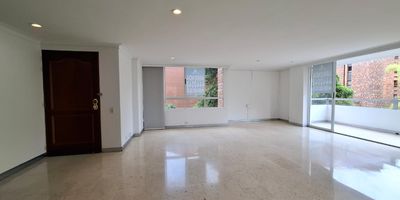 Apartamento en arriendo  Sector Las Lomas, El Poblado

Descubre este amplio y luminoso apartamento ubicado en el exclusivo sector Las Lomas, El Poblado. Un espacio ideal para quienes valoran el confort, la funcionalidad y una excelente ubicacion.

El inmueble cuenta con 3 habitaciones, 3 banos completos, 1 bano social, vestier, 3 closets, closet de lino, sala, comedor, cocina integral con red de gas, zona de ropas independiente, balcon con excelente vista, habitacion de servicio con bano, 1 parqueadero, cuarto util y ascensor.

Su privilegiada ubicacion te conecta facilmente con la Transversal Superior e Inferior, supermercados como Carulla, locales comerciales y variadas opciones de transporte publico.

Vive en un entorno tranquilo, con todo lo que necesitas al alcance de tu mano!