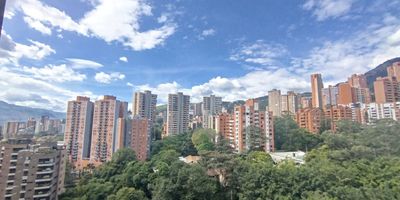 Apartamento en arriendo ubicado en una zona residencial tranquila y estrategica de El Poblado, El inmueble se caracteriza por su excelente iluminacion natural, amplios espacios y agradable vista. Cuenta con 3 habitaciones, 4 banos, 3 closet, 1 vestier, 1 closet de lino, sala comedor, cocina  semi integral, 1 balcon, 1 estudio, alcoba de servicio, zona de ropas, 2 parqueaderos, 1 cuarto util y ascensor. Zonas comunes: gimnasio, piscina, juegos infantiles, placa polideportiva, salon social y amplias zonas verdes. Ubicacion privilegiada, con facil acceso a la Transversal Inferior, Calle 10 de El Poblado, Mall Plaza Bella, locales comerciales, restaurantes y buen acceso a transporte publico.