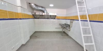 Local en Arriendo  Sector Madera, Bello

Se arrienda local ubicado en el sector de Madera, en el municipio de Bello, caracterizado por su excelente conectividad y alta afluencia peatonal. El inmueble cuenta con espacios bien ventilados e iluminados, ideales para el desarrollo de actividades comerciales o profesionales.

Dispone de un salon principal, mezzanine, terraza, cocineta y acabados que combinan piso en ceramica y madera, lo que proporciona un ambiente funcional y acogedor.

Su ubicacion estrategica permite facil acceso a importantes vias como la Avenida Regional, asi como cercania a la estacion del metro Madera, la Universidad Minuto de Dios (Uniminuto), establecimientos comerciales y rutas de transporte publico.
