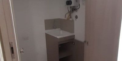 Este hermoso aparta estudio en venta esta ubicado en Rionegro, solo a 5 minutos caminando del CC San Nicolas, a 10 minutos del parque principal, para estrenar unidad que ofrece espacios comunes como: Piscina para adultos y ninos, Salon de juegos, Solarium, Gimnasio.