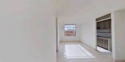 Apartamento en venta – Hogares, SoachaApartamento de 43 m² con vista interior, ubicado en sexto piso con acceso por escaleras. Dispone de 3 habitaciones, 2 baños, sala comedor, cocina integral y zona de lavandería, con piso cerámico en todas las áreas.El conjunto cuenta con salón comunal, zonas verdes, área para niños, cancha múltiple y vigilancia privada las 24 horas. Ubicado cerca del centro comercial Parque Campestre, supermercados Surtimax, Ara y D1, y de la institución educativa Nueva América. Acceso por la Calle 10 y la Carrera 13.Libre de gravámenes. Aplica para crédito con Fondo Nacional del Ahorro y Caja Honor.