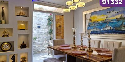 Casa conjunto en venta, completamente remodelada, ubicada en el sector de Miramar, al norte de la Ciudad de Barranquilla y cerca de la Via al Mar. La casa cuenta con 113 m2, 2 niveles mas altillo, es de esquina, amplios jardines, sala comedor, baño social, zona de estar o estudio, cocina integral, area de labores, patio, 3 alcobas con closet, balcon en alcoba, baño privado, baño auxiliar y 1 garaje privado. El conjunto cuenta con acogedoras zonas sociales, vigilancia 24 horas, zonas verdes, parque infantil y piscinas para adultos y niños.