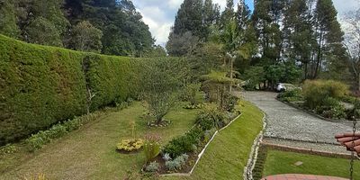 Primer Nivel:
Sala, comedor, despensa, 1 baño social, cuarto útil. 2 parqueaderos cubiertos, parqueadero para 30 carros
Segundo Nivel:
3 habitaciones, 3 baños privados, balcón en 2 habitaciones.
Lago para patos, nacimiento de agua, bosque nativo, arboles frutales,amplios jardines.