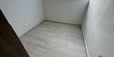 En unidad cerrada con un área de 58 mt²3 Alcobas (Alcoba Principal con Closet y Baño, 2 Alcobas con Closet) 1 Baño Social, Balcón, Salón Comedor, Cocina Integral, Vista Panorámica, Zona de Ropas, Red de Gas y Calentador.1 Parqueadero CubiertoConjunto cerrado con porteria 24 horas, Ascensor, Gimnasio, Juegos Infantiles, Piscina, Salón Social, Shut de Basuras, Turco/Sauna y Zonas Verdes.Inmueble cercano a Instituciones Educativas, Transporte Publico, Parques Cercanos, Zona Campestre, Supermercados y Zona Residencial.
