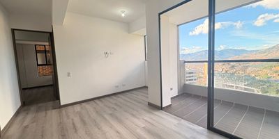 Se arrienda moderno apartamento de 65 m² en la exclusiva unidad residencial Primavera Country, ubicada en el sector Las Palmas, una zona reconocida por su tranquilidad, excelente vista y fácil acceso. El inmueble cuenta con dos habitaciones, dos baños, sala comedor con excelente iluminación, cocina integral, balcón, parqueadero privado y cuarto útil.

Con tan solo un año de construcción, este apartamento ofrece acabados modernos, diseño funcional y un ambiente acogedor. La unidad contará con completas zonas comunes —piscina, gimnasio y salón social— que serán entregadas dentro de un mes, ideales para el disfrute y bienestar de sus residentes.